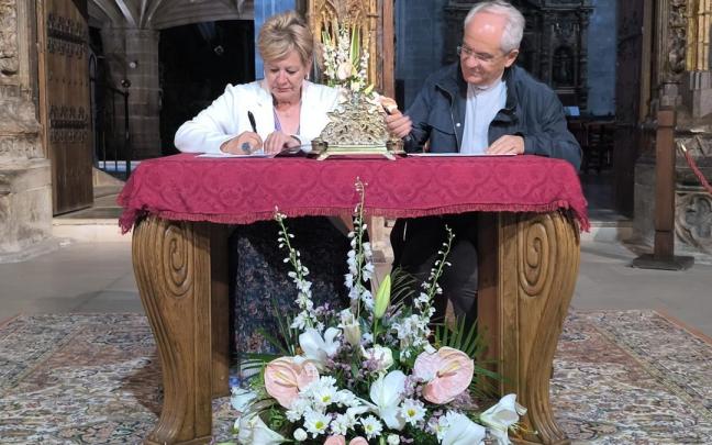 Arabako Foru Aldundiak eta Vitoria-Gasteizko Gotzaindegiak hitzarmen bat sinatu dute Laguardiako Erregeen Andra Mariren ataria kontserbatzeko.