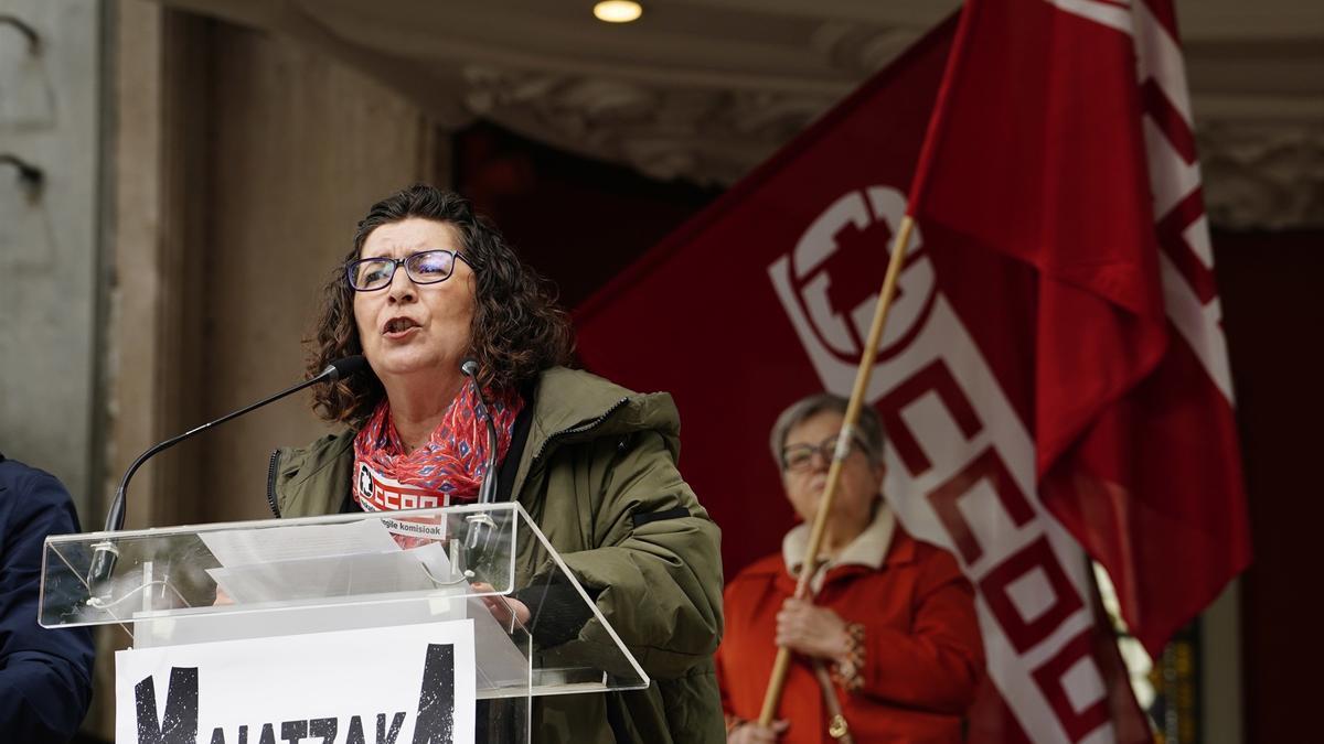 Loli García, secretaria general de CCOO Euskadi, se dirige a los asistentes de la manifestación del Primero de Mayo.