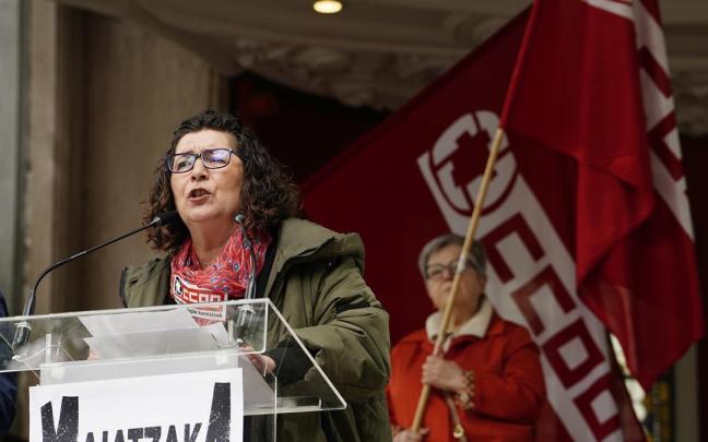 Loli García, secretaria general de CCOO Euskadi, se dirige a los asistentes de la manifestación del Primero de Mayo. / EP Loli García, secretaria general de CCOO Euskadi, se dirige a los asistentes de la manifestación del Primero de Mayo.