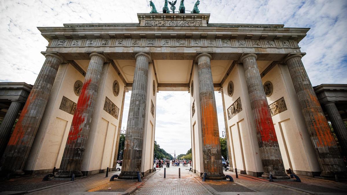 La Puerta de Brandeburgo, en Berlín, con sus columnas pintadas por el grupo Última Generación.