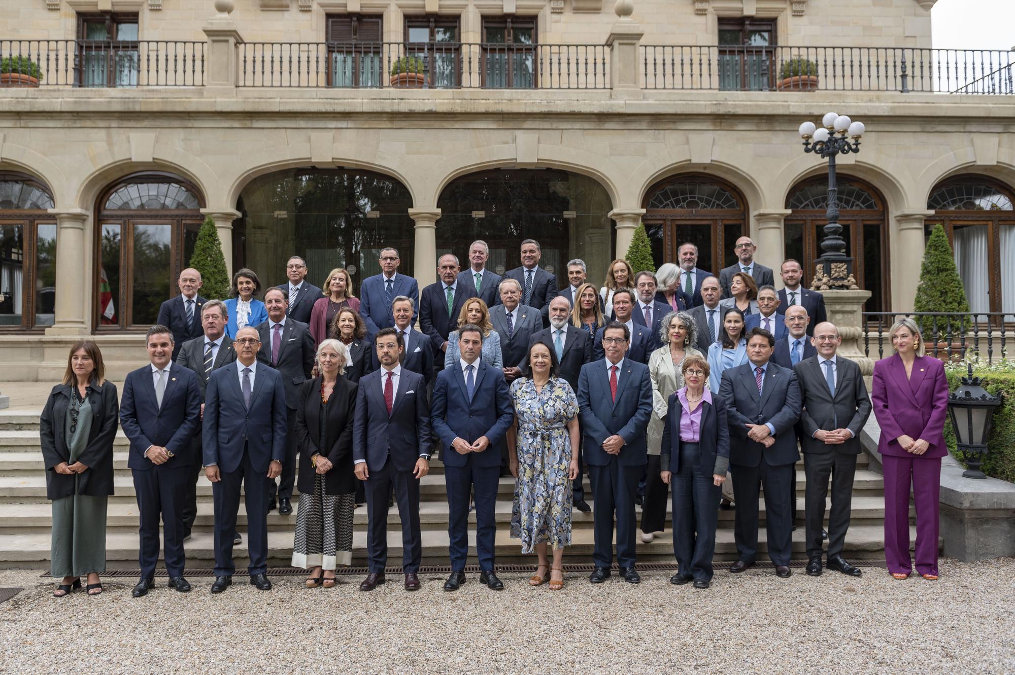 El lehendakari, Imanol Pradales, al frente del cuerpo consular acreditado en Euskadi.