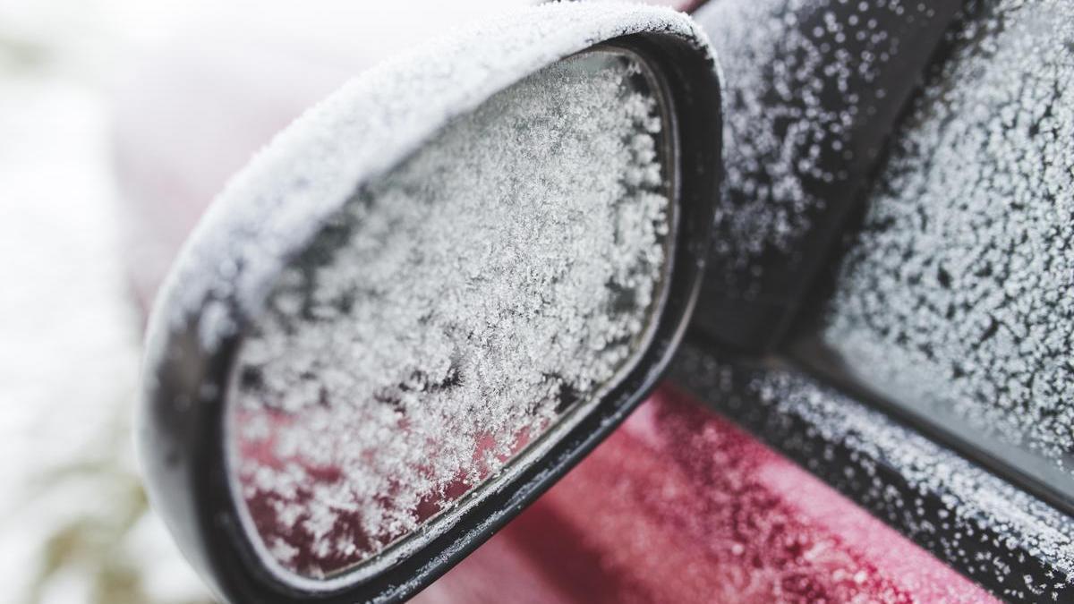 Espejo retrovisor de un coche congelado por el hielo