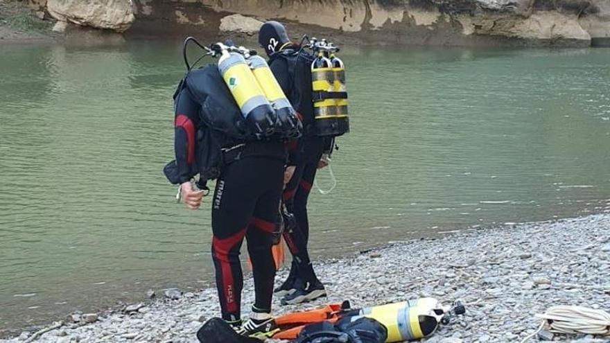 Efectivos del Grupo de Rescate Acuático de Bomberos durante la búsqueda del varón fallecido en la Foz de Lumbier. Foto: @BOMBEROS_NA