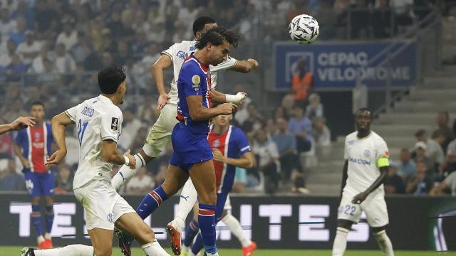 Ferran Torres remata para firmar ante el Olympique de Marsella su séptimo gol en seis partidos con el Paris Saint-Germain.