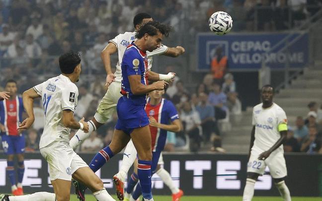 Ferran Torres remata para firmar ante el Olympique de Marsella su séptimo gol en seis partidos con el Paris Saint-Germain.