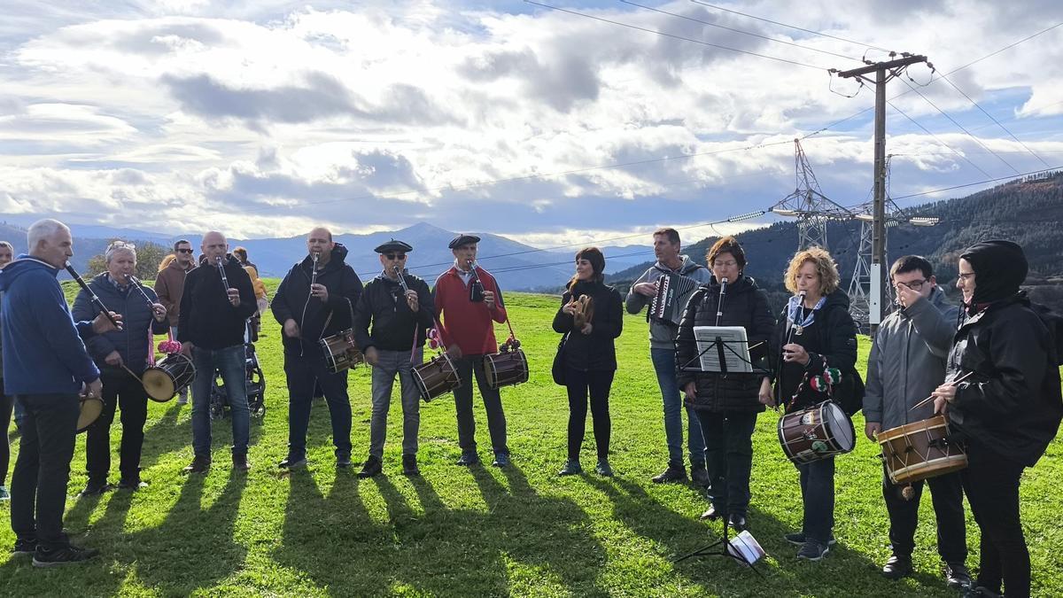 La agrupación Danbolin Txistulari Elkartea en una actuación en noviembre