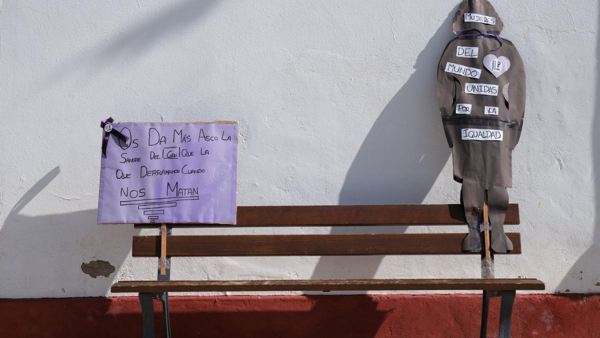 Pancartas en homenaje a las víctimas en el Ayuntamiento de Las Pedroñeras.