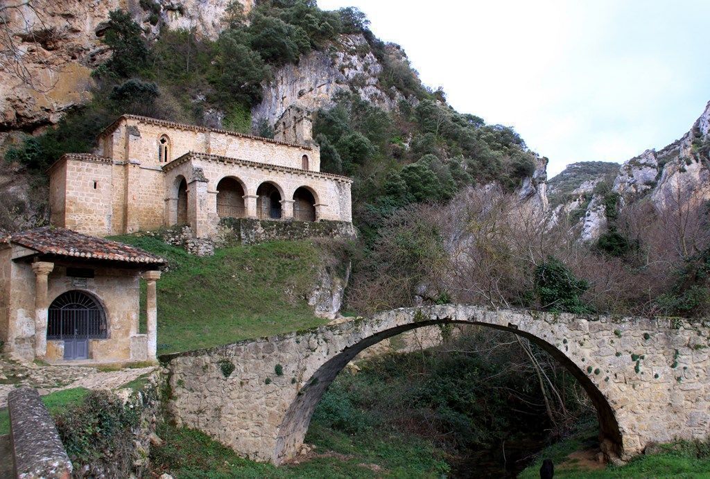 Las dos ermitas de Tobera, junto al río Molinar.