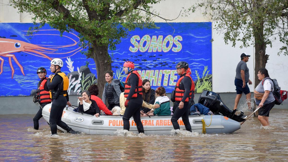 Las inundaciones en Bahía Blanca dejan al menos 16 muertos.