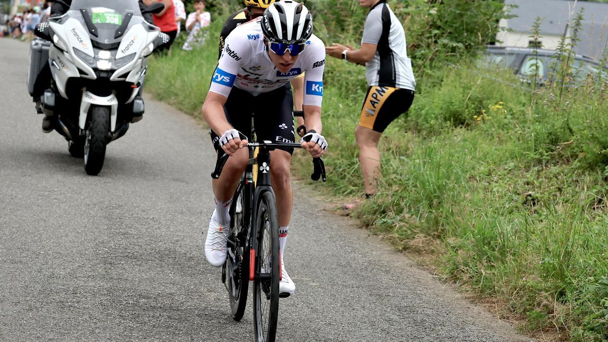 Pogacar, con Kuss a su rueda, persigue a Vingegaard.