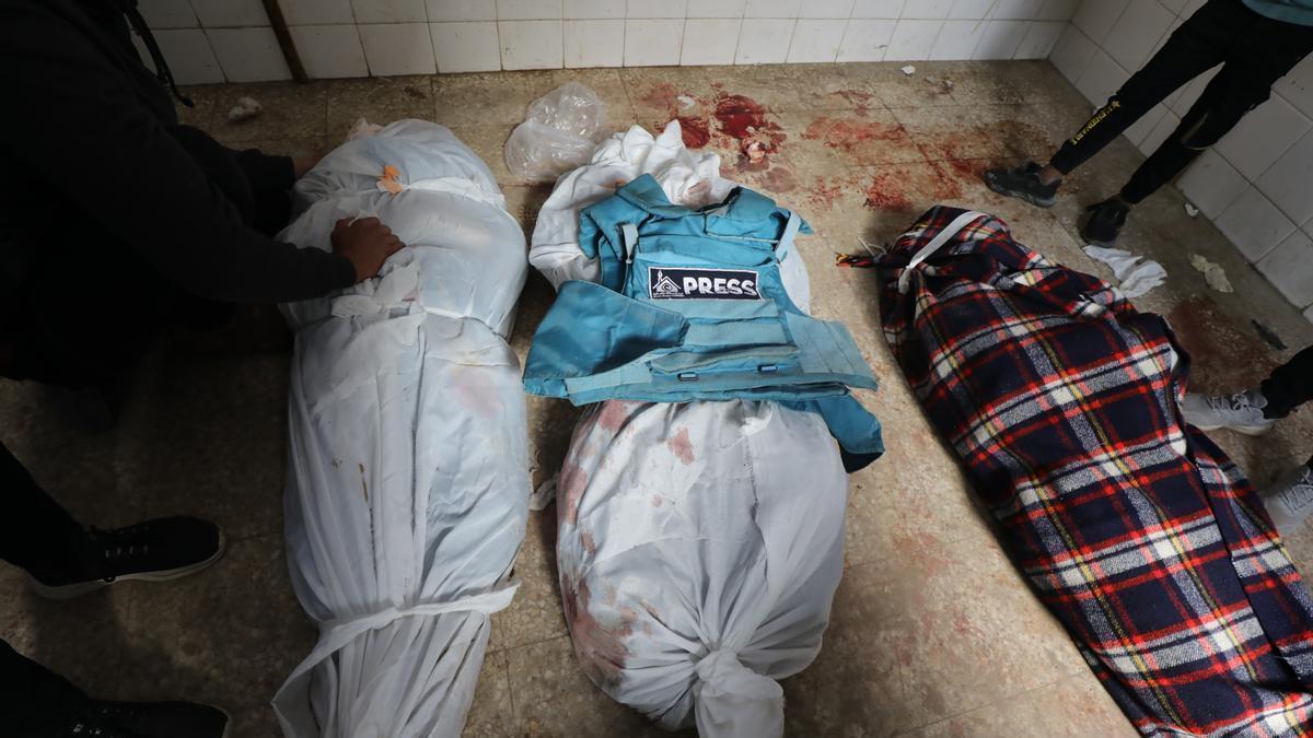 El cuerpo del periodista Mohammed Salamah, de Al-Aqsa TV, junto a los de otros dos palestinos asesinados este año en Gaza.