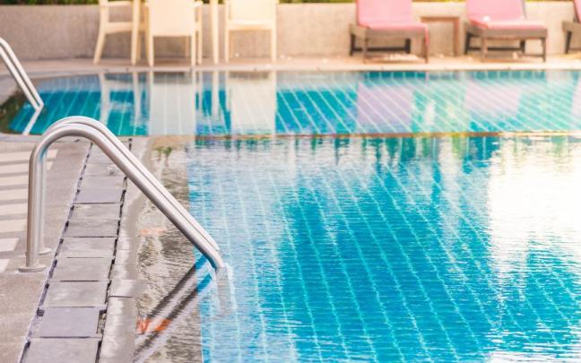Vista de una piscina en una vivienda