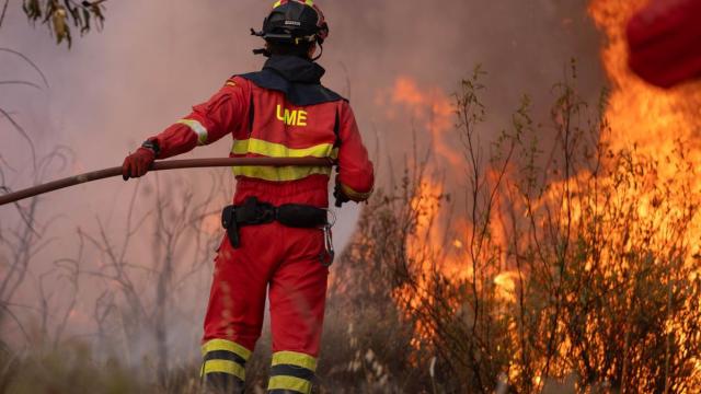 Un efectivo de la UME trabaja en las labores de extinción del incendio de Niebla, en Huelva.