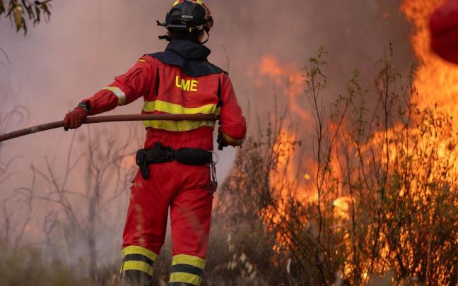 Un efectivo de la UME trabaja en las labores de extinción del incendio de Niebla, en Huelva.