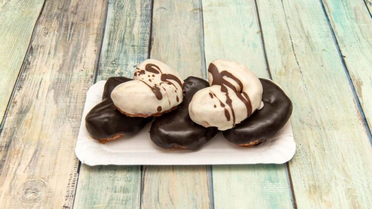 Varias palmeras de chocolate en una bandeja