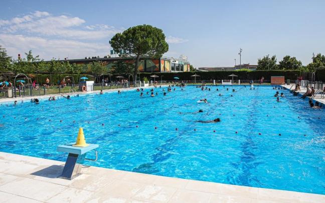 Imagen de archivo de una piscina municipal.