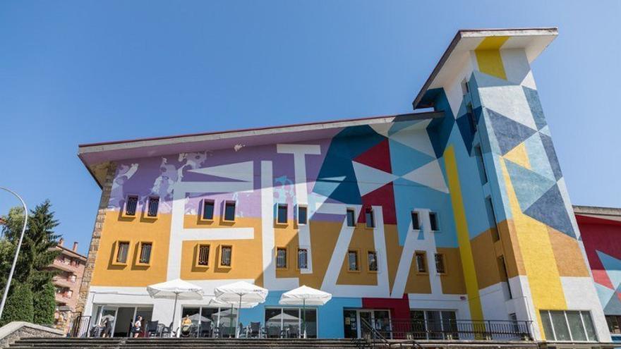 A la izquierda, la terraza del bar-cafetería de Eltzia en su etapa anterior.