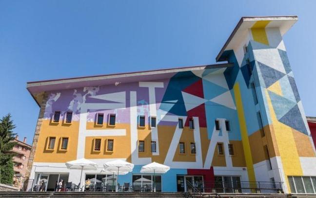 A la izquierda, la terraza del bar-cafetería de Eltzia en su etapa anterior.