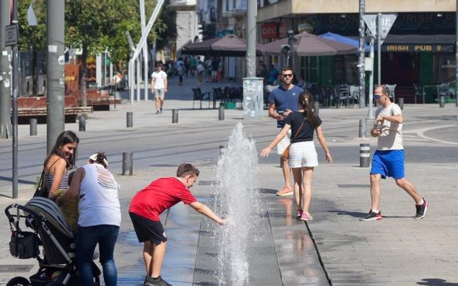 Varias personas se refrescan en el centro de Gasteiz. Varias personas se refrescan en el centro de Gasteiz.
