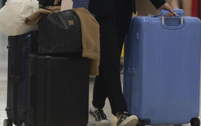 Una persona con maletas en una foto de archivo.