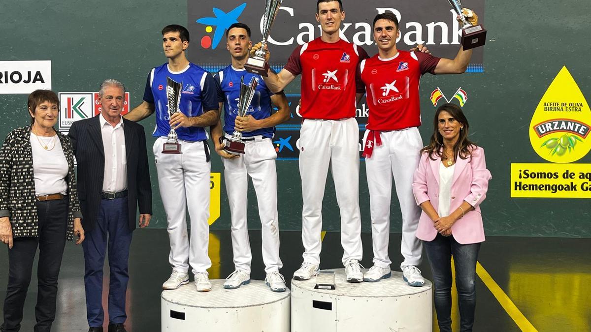 Peio Etxeberria y Beñat Rezusta, el mejor del torneo, alzan los trofeos de San Mateo.