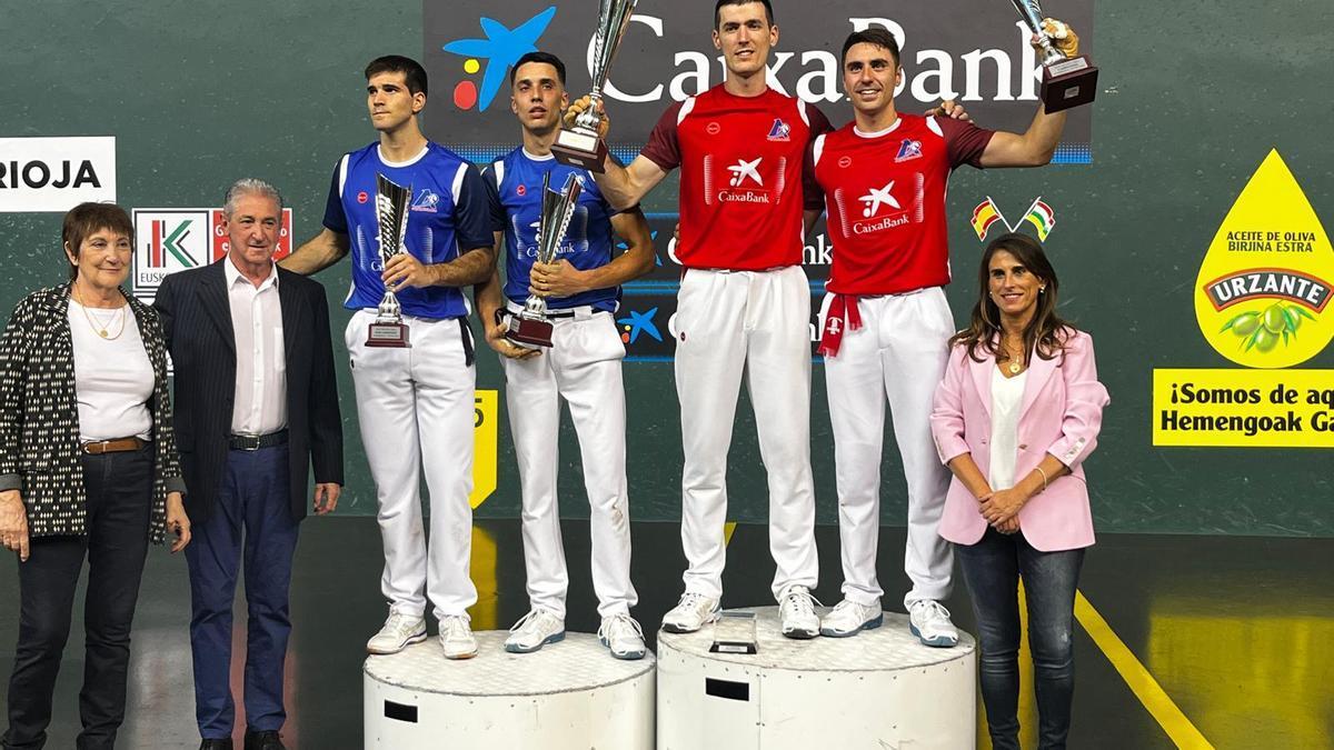 Peio Etxeberria y Beñat Rezusta, el mejor del torneo, alzan los trofeos de San Mateo.