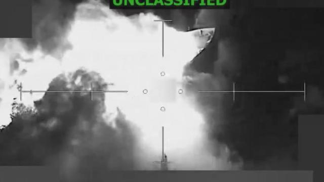 Imágenes de la destrucción de la lancha en el Pacífico.