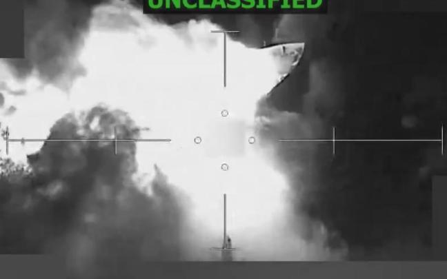 Imágenes de la destrucción de la lancha en el Pacífico.