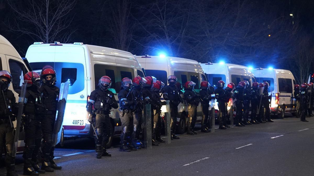 Dispositivo de seguridad el día del partido entre la Real y el PSG. / RUBEN PLAZA