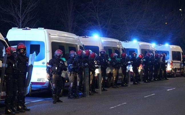 Dispositivo de seguridad el día del partido entre la Real y el PSG. / RUBEN PLAZA