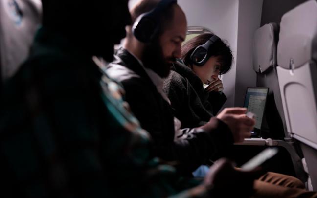 Pasajeros en un avión. FREEPIK Pasajeros en un avión. FREEPIK