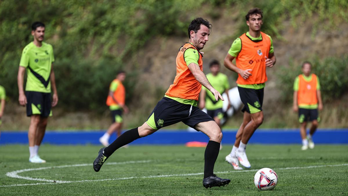 Álvaro Odriozola se dispone a ensayar el disparo durante un entrenamiento en Zubieta. / REAL SOCIEDAD