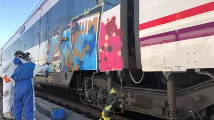 Retirada de grafitis en un tren.