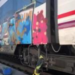 Retirada de grafitis en un tren.