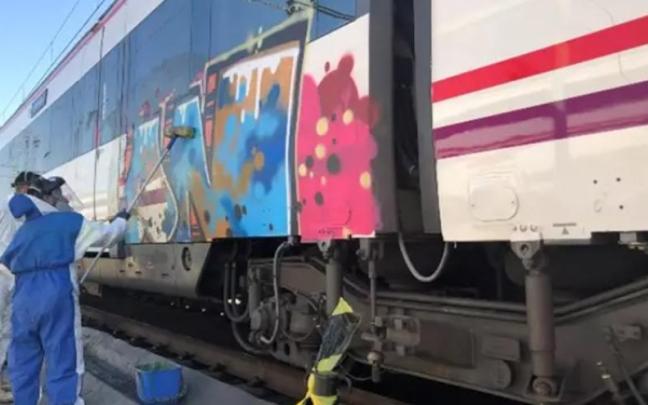 Retirada de grafitis en un tren.