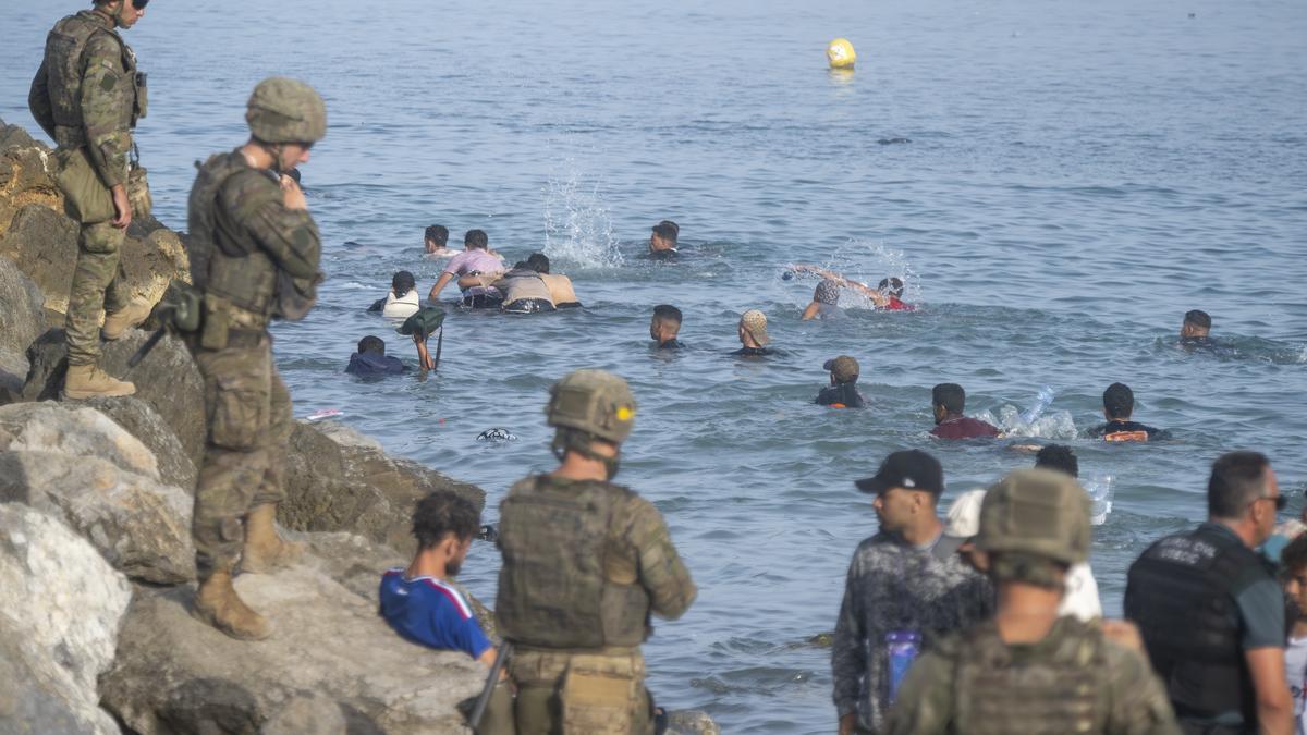Decenas de migrantes intentaron cruzar a España desde Marruecos, a 31 de julio de 2026, en Ceuta (España).