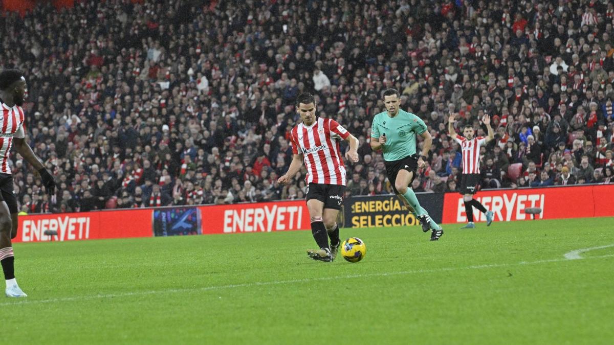 Iñigo Ruiz de Galarreta es uno de los grandes ´culpables' del momento liguero por el que atraviesa el Athletic. / OSKAR GONZALEZ