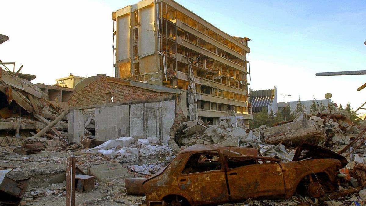 Edificios reducidos a escombros tras los bombardeos de la OTAN sobre Pristina en 2004.