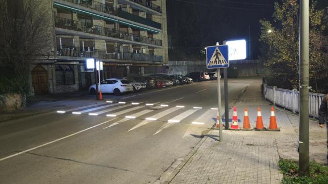 Uno de los dos pasos iluminados colocados recientemente, en este caso, a la altura del Txiki Bar en Araba ibilbidea.