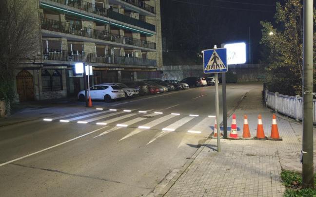 Uno de los dos pasos iluminados colocados recientemente, en este caso, a la altura del Txiki Bar en Araba ibilbidea.
