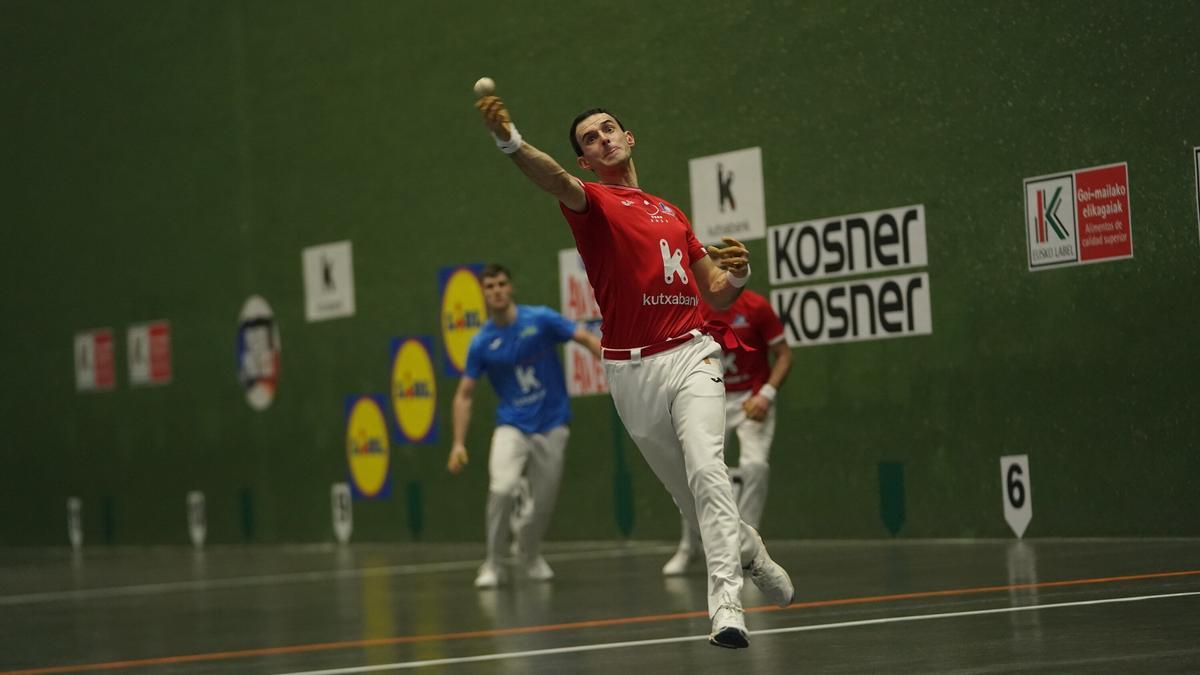 Jokin Altuna y Joseba Ezkurdia superan a Jaka-Iztueta en el frontón del Club Deportivo de Bilbao en un partido del Campeonato de Parejas.