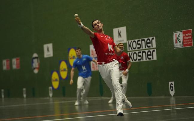 Jokin Altuna y Joseba Ezkurdia superan a Jaka-Iztueta en el frontón del Club Deportivo de Bilbao en un partido del Campeonato de Parejas.