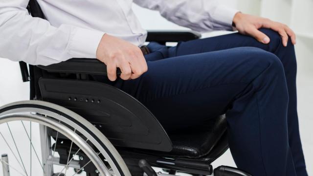 Un hombre adulto sentado en una silla de ruedas.