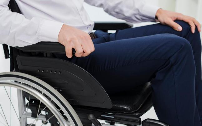 Un hombre adulto sentado en una silla de ruedas.