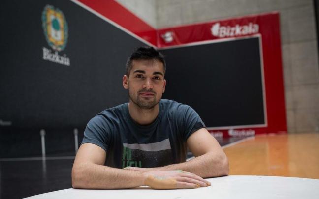 Víctor recibirá el jueves el cálido homenaje de sus paisanos y familiares en su último partido como profesional. Víctor recibirá el jueves el cálido homenaje de sus paisanos y familiares en su último partido como profesional.