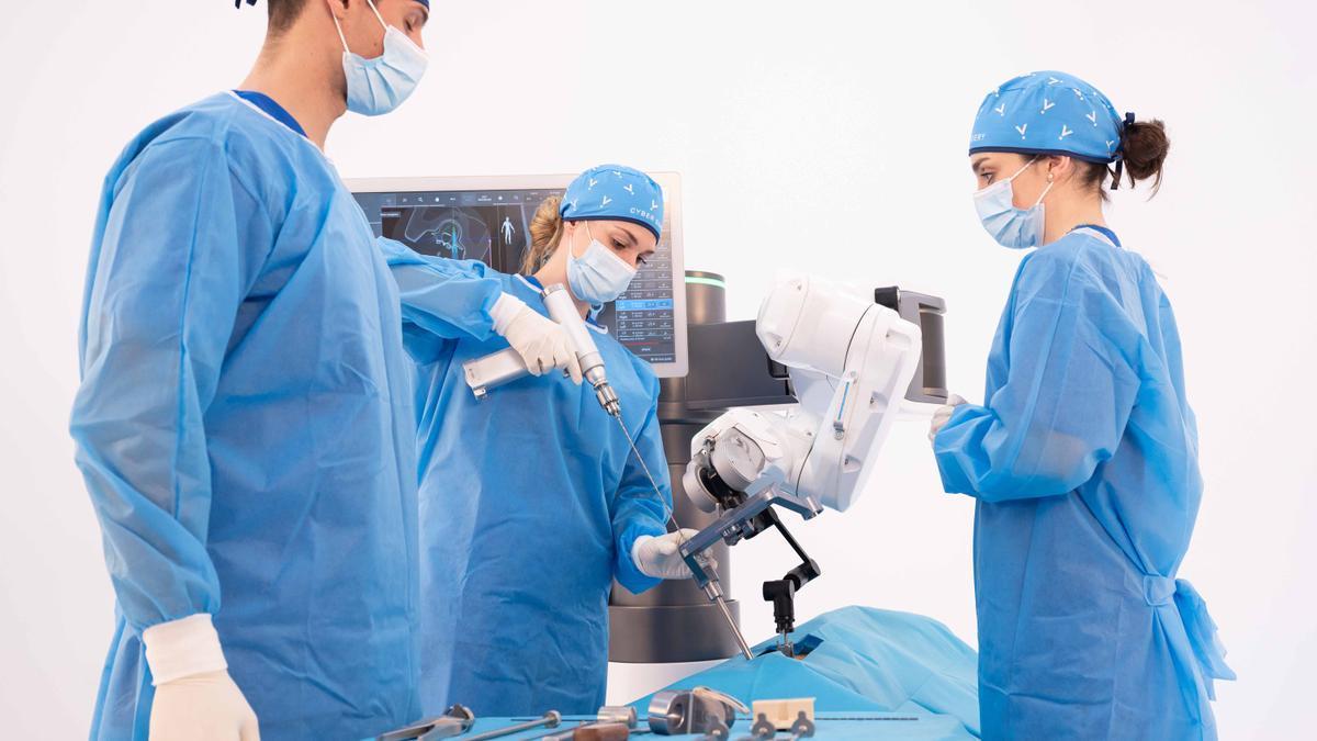 Varios médicos realizan una prueba con Alaya, el robot disñado por Cyber Surgery.