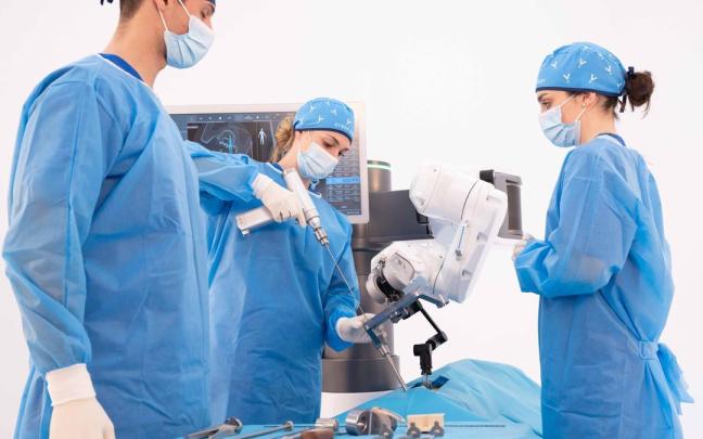 Varios médicos realizan una prueba con Alaya, el robot disñado por Cyber Surgery.