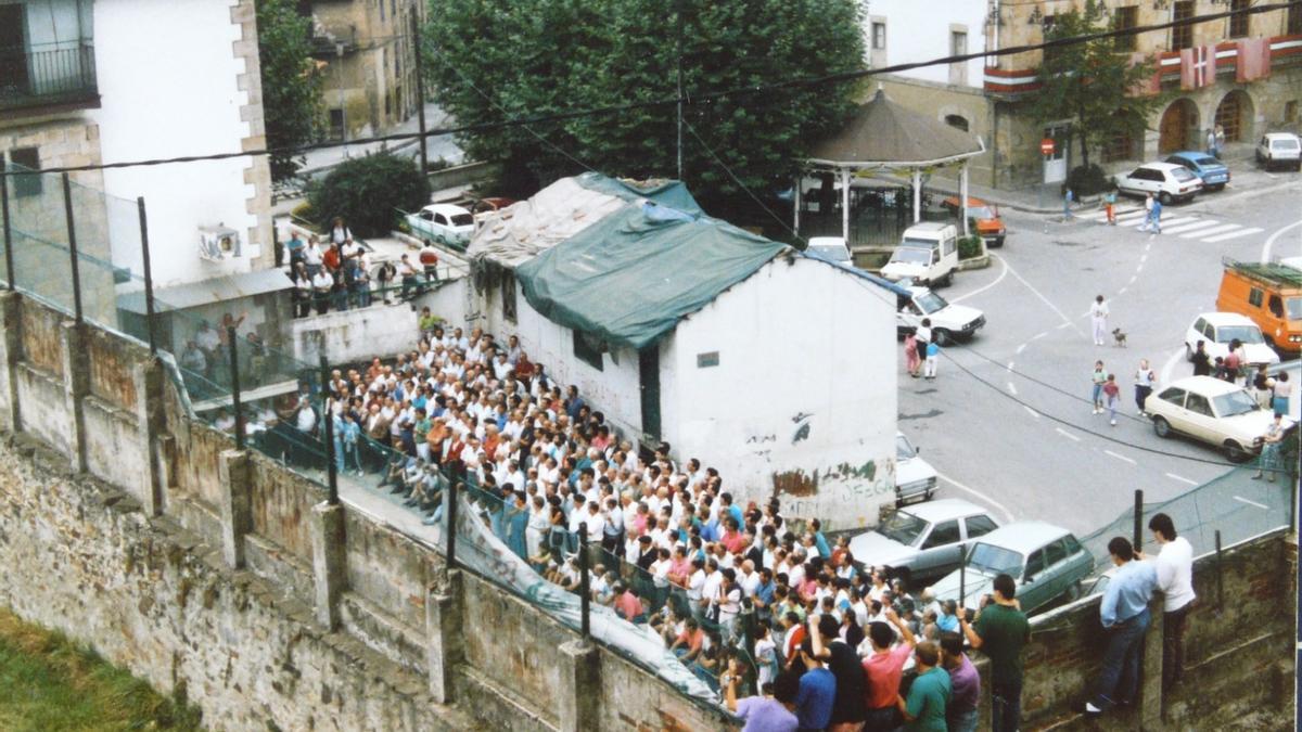 La exposición de fotos en Torrezabal reserva un espacio al antiguo frontón de Kurtzea