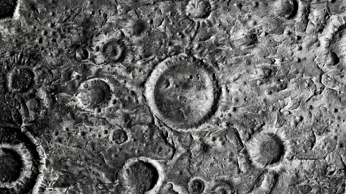 Cráteres en la superficie de la Luna.