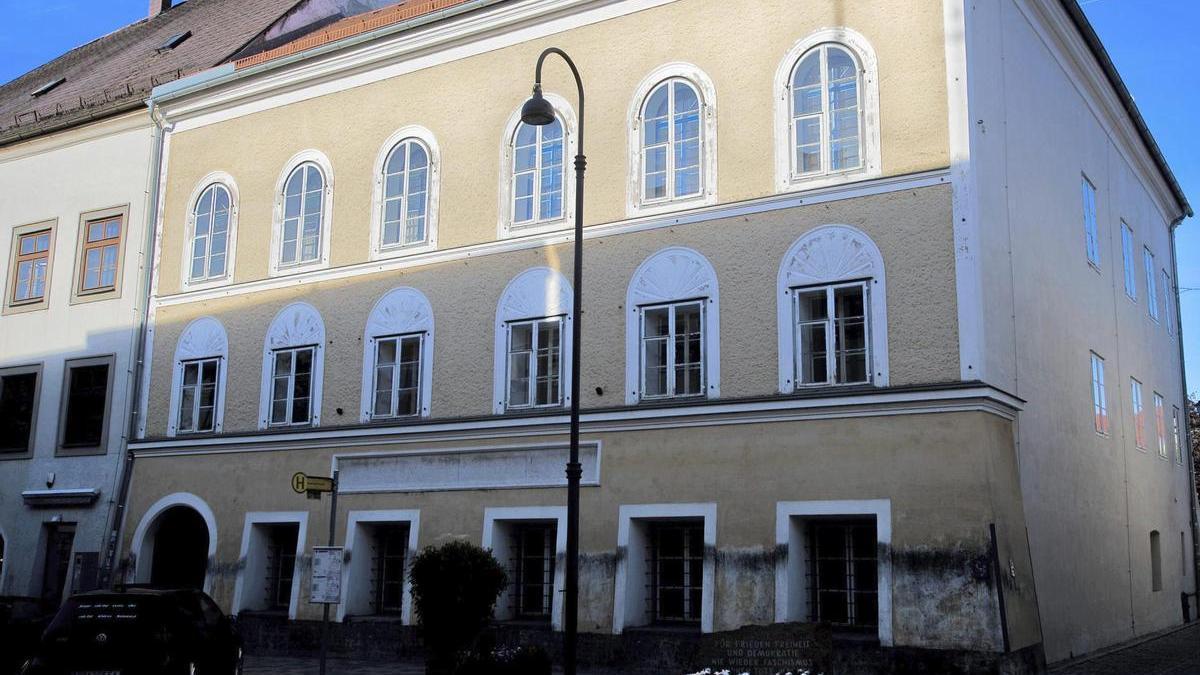 Imagen de archivo fechada que muestra la casa en la que nació Adolf Hitler, en Braunau am Inn, Austria.
